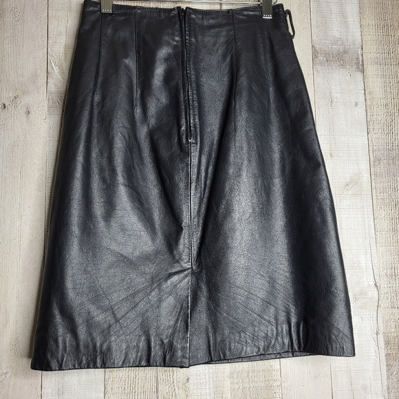 Vintage Wilson's Black Leather Skirt. Size 8 - Picture 4 of 11